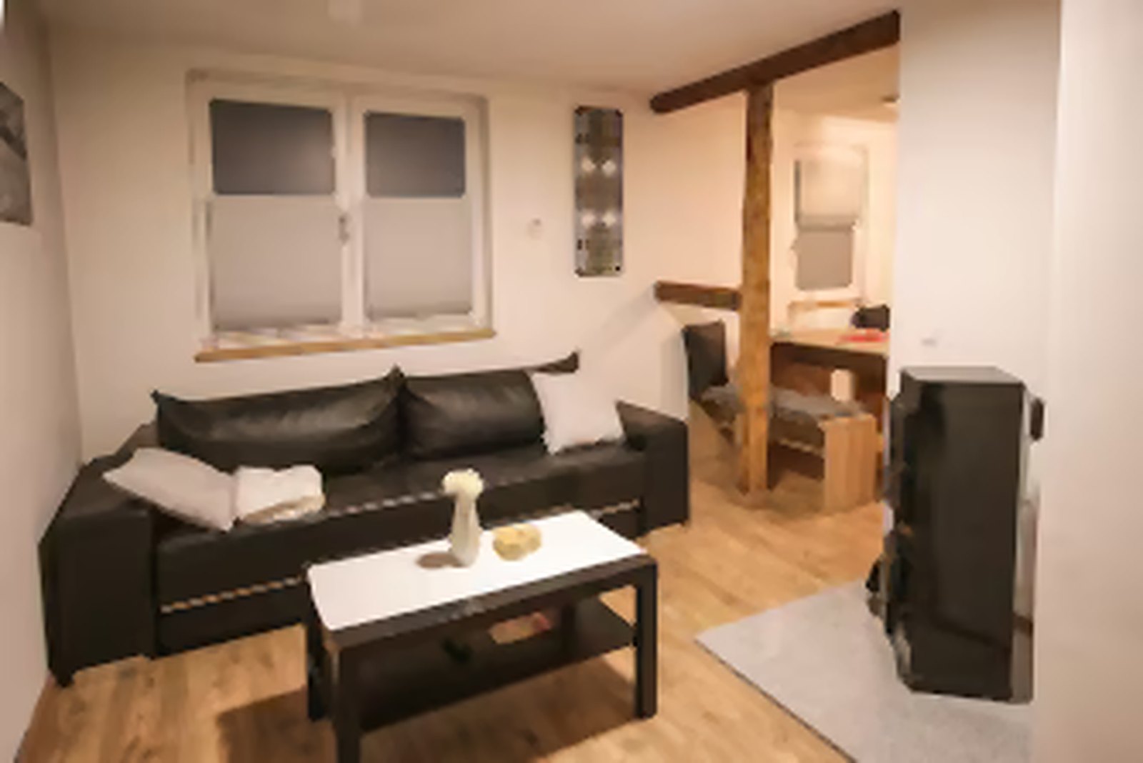 Gemütlicher Wohnbereich der Ferienwohnung Casa Littlewood mit freiliegendem Fachwerk
