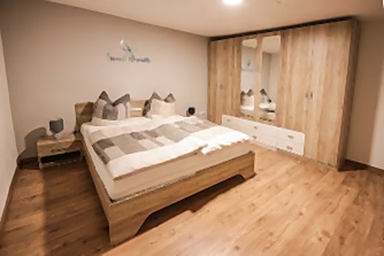 Schlafzimmer mit Doppelbett unter der Dachschräge