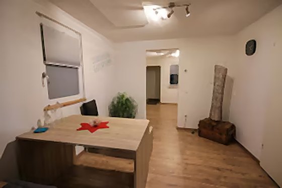 Wohnzimmer mit Sofa-Ecke und rustikalem Fachwerk